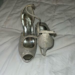 Michaelangelo silver sparkle heels size 8